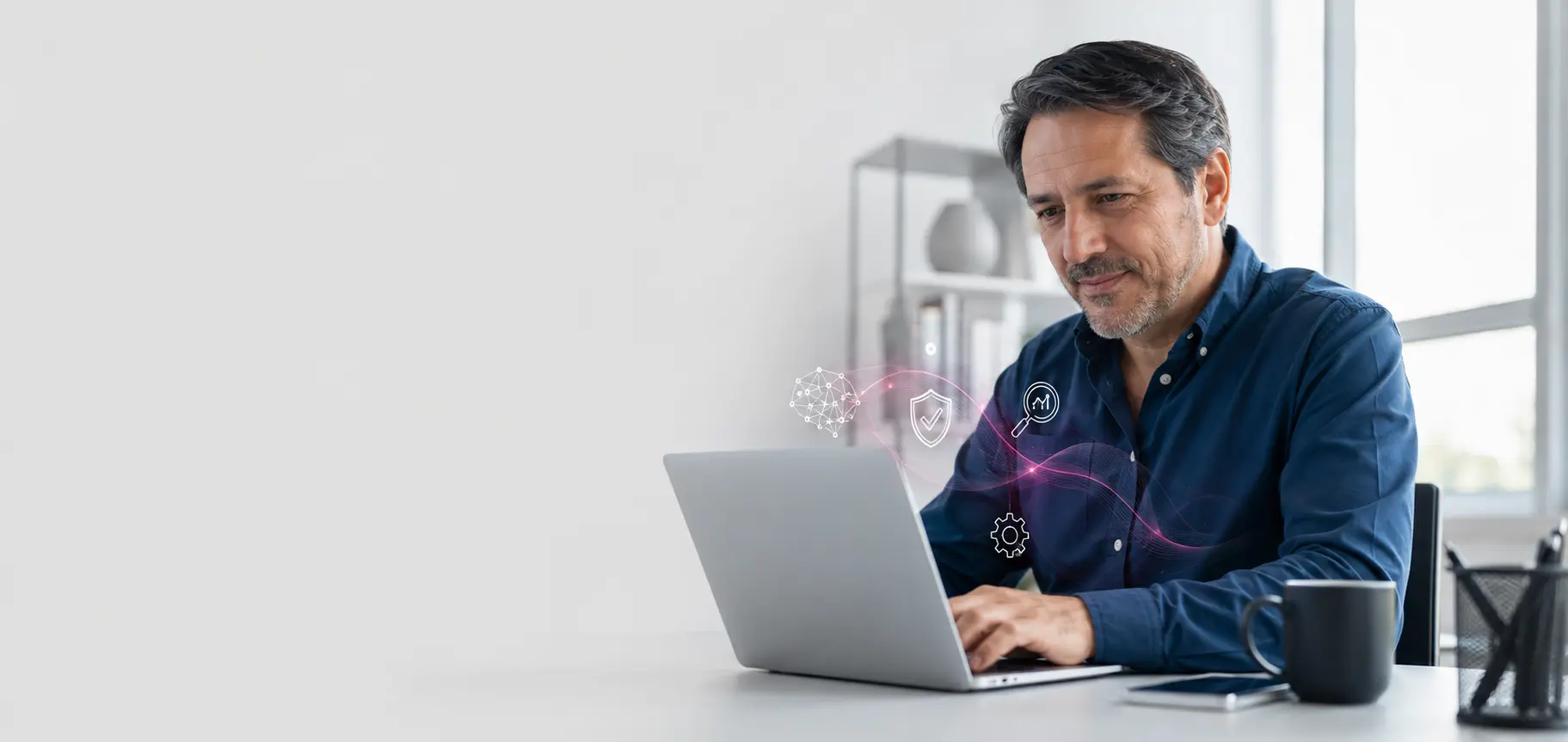 Webmaster profesional trabajando con apoyo de inteligencia artificial